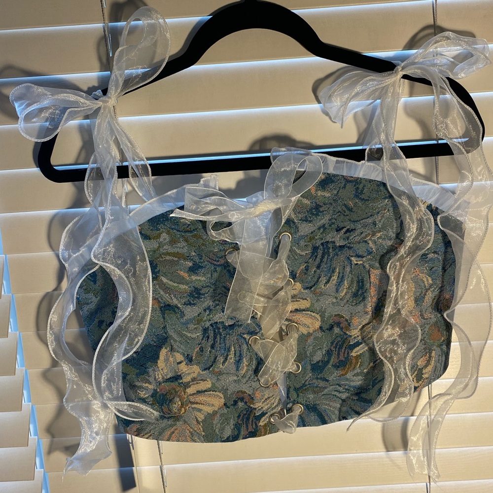 floral corset with iridescent ribon